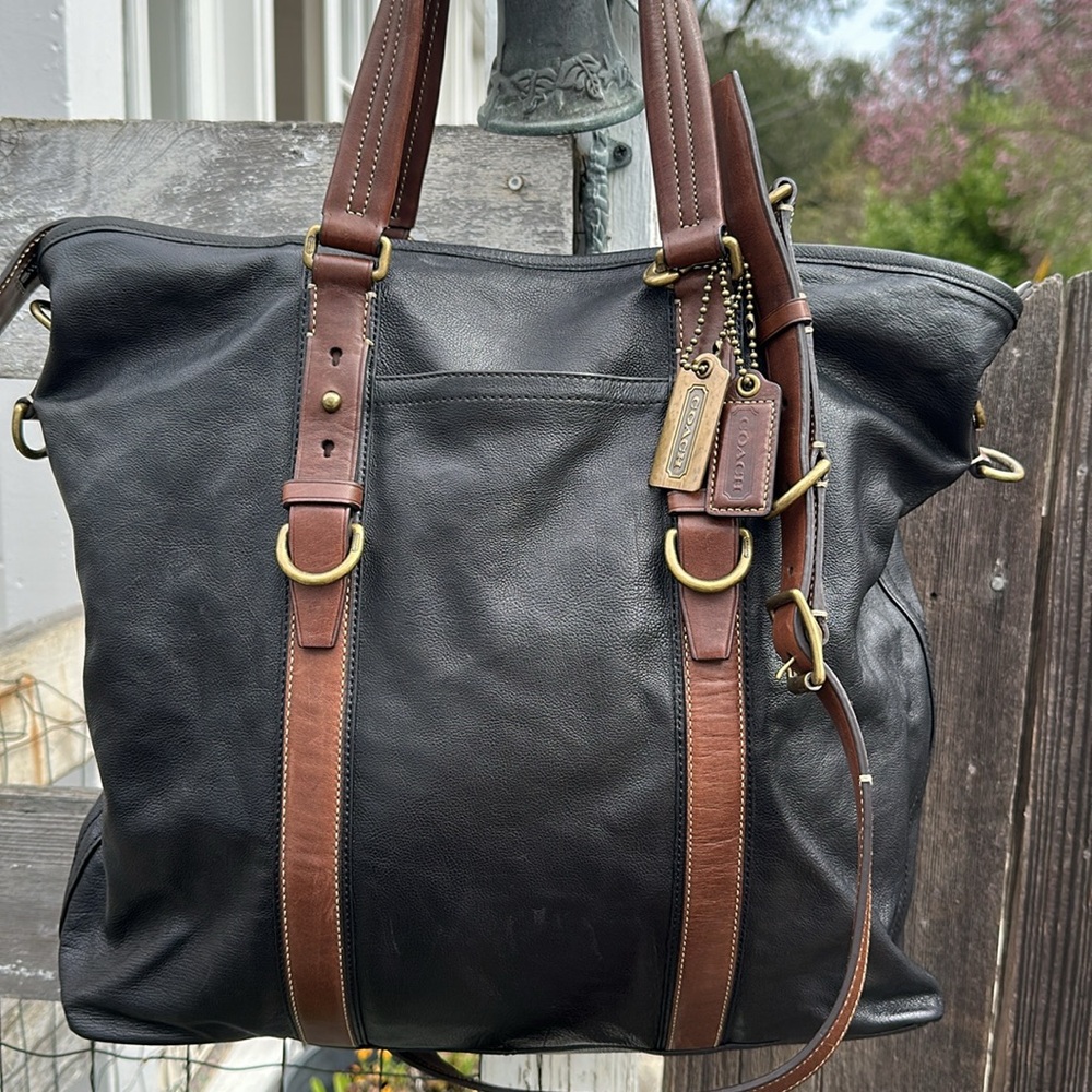 Women’s sexy  travel bag or?
Coach looks stunning! Black and brown